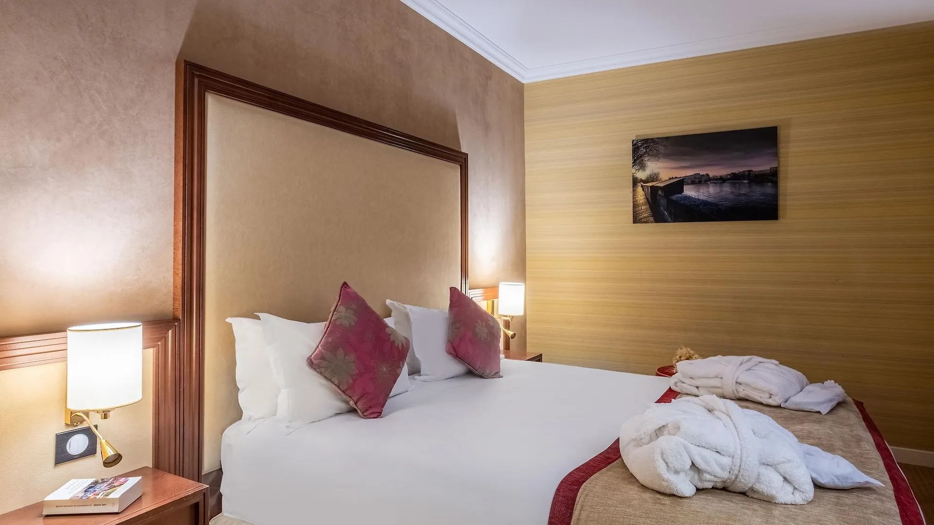 85 Saint Honore 3* Paris